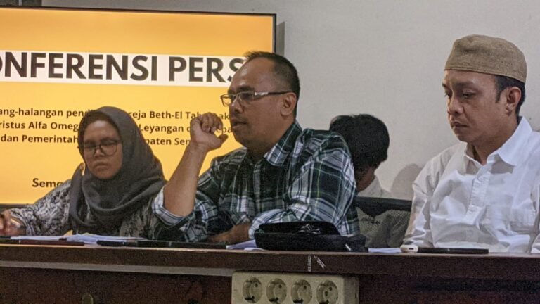 LAYANGKAN ADUAN - Ketua eLSA Semarang, Tedi Khoiludin (tengah) dalam konferensi pers "Penghalang-halangan Pendirian Gereja Beth-El Tabernakel Jemaat Kristus Alfa Omega (GBT KAO) Leyangan oleh Kepala Desa dan Pemerintah Daerah Kabupaten Semarang" di Kantor LBH Semarang, Rabu (15/7/2026).