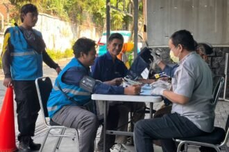 PERIKSA KESEHATAN RUTIN - Pemeriksaan kesehatan harian merupakan implementasi nyata budaya Health, Safety, Security, and Environment (HSSE) yang terus ditanamkan di lingkungan PLN Icon Plus.