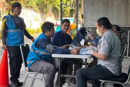 PERIKSA KESEHATAN RUTIN - Pemeriksaan kesehatan harian merupakan implementasi nyata budaya Health, Safety, Security, and Environment (HSSE) yang terus ditanamkan di lingkungan PLN Icon Plus.