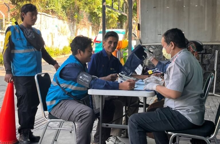 PERIKSA KESEHATAN RUTIN - Pemeriksaan kesehatan harian merupakan implementasi nyata budaya Health, Safety, Security, and Environment (HSSE) yang terus ditanamkan di lingkungan PLN Icon Plus.