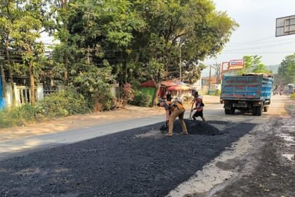 JALAN RUSAK--Petugas memperbaiki kerusakan ruas Jalan Candi Penataran Raya, Kalipancur, Kota Semarang. (ist)