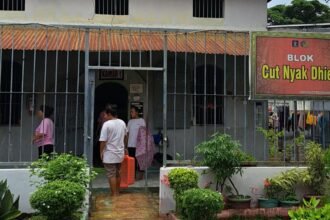 JALANI HUKUMAN--Warga binaan Lapas Perempuan Semarang beraktivitas di area blok Cut Nyak Dhien. (bae)