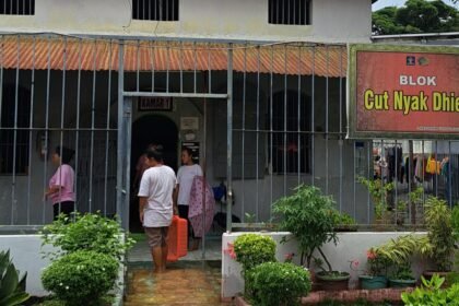 JALANI HUKUMAN--Warga binaan Lapas Perempuan Semarang beraktivitas di area blok Cut Nyak Dhien. (bae)