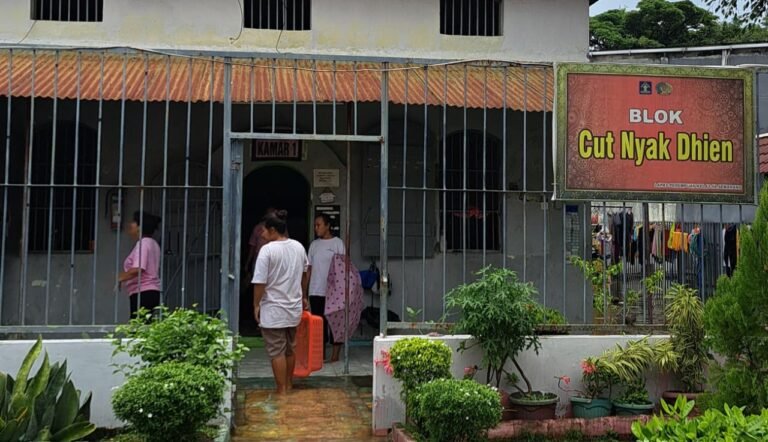 JALANI HUKUMAN--Warga binaan Lapas Perempuan Semarang beraktivitas di area blok Cut Nyak Dhien. (bae)
