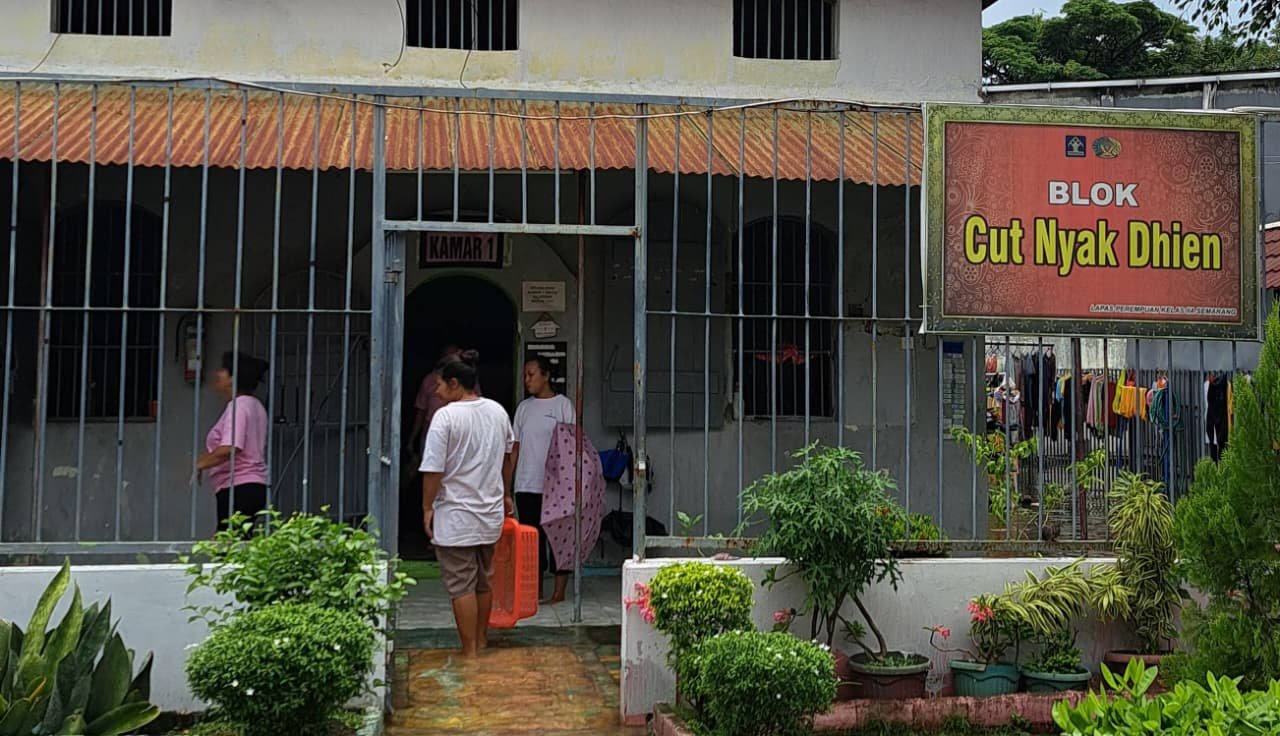 JALANI HUKUMAN--Warga binaan Lapas Perempuan Semarang beraktivitas di area blok Cut Nyak Dhien. (bae)