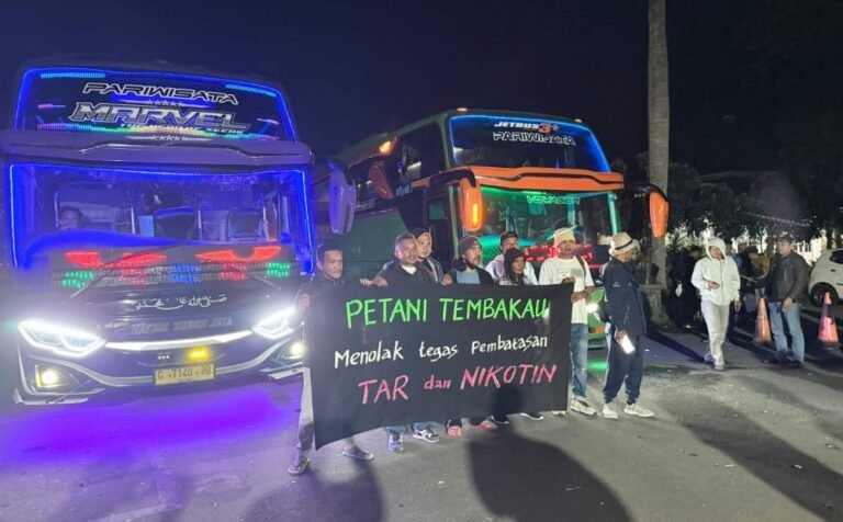 BERANGKAT KE JAKARTA - Ratusan petani tembakau dari Temanggung bertolak ke Jakarta untuk mengikuti aksi demonstrasi menolak aturan pembatasan tar dan nikotin.