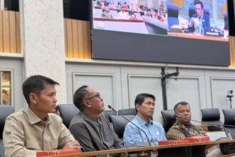 DESAK KAJI ULANG - Ketua DPN APTI Agus Parmuji (dua dari kiri) bersama petani tembakau dan anggota DPRD Temanggung beraudiensi dengan anggota DPR RI, desak kaji ulang regulasi tembakau yang berpotensi mematikan nasib jutaan orang.