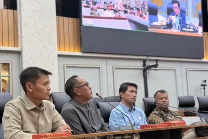 DESAK KAJI ULANG - Ketua DPN APTI Agus Parmuji (dua dari kiri) bersama petani tembakau dan anggota DPRD Temanggung beraudiensi dengan anggota DPR RI, desak kaji ulang regulasi tembakau yang berpotensi mematikan nasib jutaan orang.