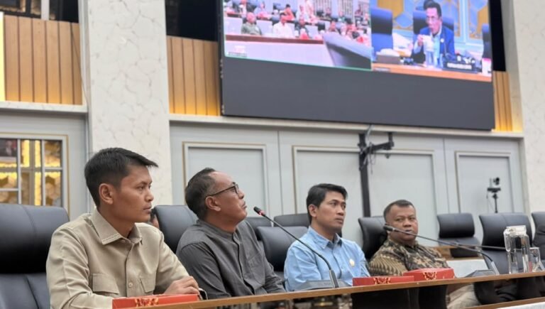 DESAK KAJI ULANG - Ketua DPN APTI Agus Parmuji (dua dari kiri) bersama petani tembakau dan anggota DPRD Temanggung beraudiensi dengan anggota DPR RI, desak kaji ulang regulasi tembakau yang berpotensi mematikan nasib jutaan orang.