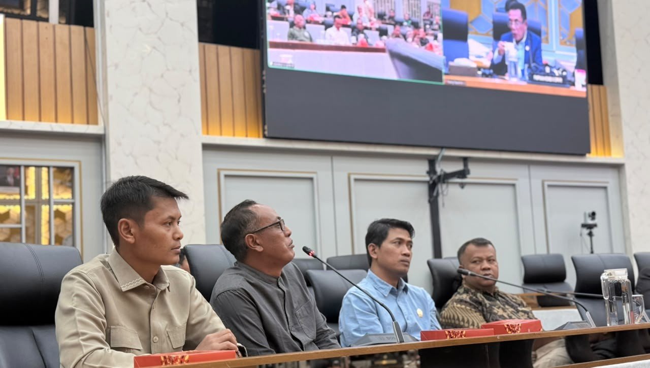 DESAK KAJI ULANG - Ketua DPN APTI Agus Parmuji (dua dari kiri) bersama petani tembakau dan anggota DPRD Temanggung beraudiensi dengan anggota DPR RI, desak kaji ulang regulasi tembakau yang berpotensi mematikan nasib jutaan orang.