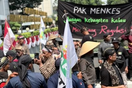 AKSI DAMAI - Petani tembakau dari Temanggung dan sejumlah daerah lain di Indonesia menggelar aksi damai di depan kantor Kemenko PMK, desak pemerintah kaji ulang regulasi tembakau, terutama terkait pembatasan tar dan nikotin.