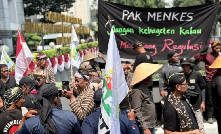 AKSI DAMAI - Petani tembakau dari Temanggung dan sejumlah daerah lain di Indonesia menggelar aksi damai di depan kantor Kemenko PMK, desak pemerintah kaji ulang regulasi tembakau, terutama terkait pembatasan tar dan nikotin.