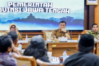 AUDIENSI - Gubernur Jateng Ahmad Luthfi menerima audiensi sejumlah warga fari berbagai daerah di Jateng yang masing-masing membawa persoalan berbeda.