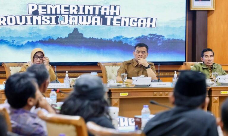AUDIENSI - Gubernur Jateng Ahmad Luthfi menerima audiensi sejumlah warga fari berbagai daerah di Jateng yang masing-masing membawa persoalan berbeda.