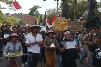RUWATAN - Massa Jateng Guyub meruqyah atau meruwat Kantor Gubernur Jawa Tengah, sebagai simbol tolak bala atas matinya nurani pemerintah.