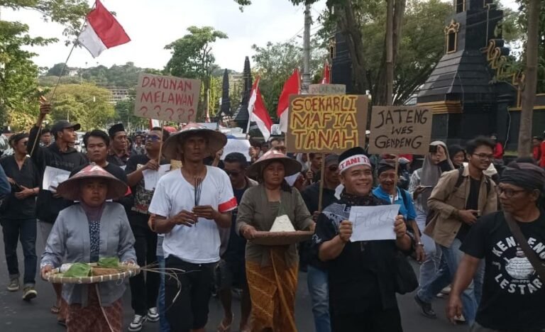 RUWATAN - Massa Jateng Guyub meruqyah atau meruwat Kantor Gubernur Jawa Tengah, sebagai simbol tolak bala atas matinya nurani pemerintah.