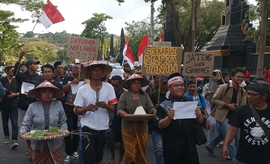 RUWATAN - Massa Jateng Guyub meruqyah atau meruwat Kantor Gubernur Jawa Tengah, sebagai simbol tolak bala atas matinya nurani pemerintah.