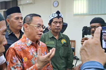 TERDAKWA KORUPSI--Bupati Pati nonaktif, Sudewo, memberi keterangan pers usia jalani sidang kasus korupsi, Rabu (22/7/2026). (bae)