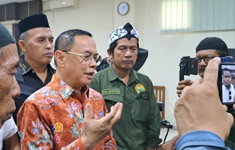TERDAKWA KORUPSI--Bupati Pati nonaktif, Sudewo, memberi keterangan pers usia jalani sidang kasus korupsi, Rabu (22/7/2026). (bae)