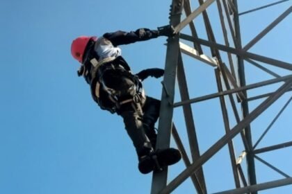 PENGECEKAN JARINGAN - Pekerja sedang melakukan pengecekan jaringan backbone (JB) sekaligus perbaikan infrastruktur fiber optik pada jalur Saluran Udara Tegangan Tinggi (SUTT) Kebumen–Kentungan yang berada di wilayah Jenar Wetan, Kabupaten Purworejo, Jawa Tengah.