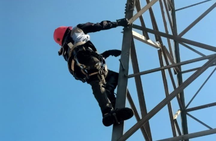 PENGECEKAN JARINGAN - Pekerja sedang melakukan pengecekan jaringan backbone (JB) sekaligus perbaikan infrastruktur fiber optik pada jalur Saluran Udara Tegangan Tinggi (SUTT) Kebumen–Kentungan yang berada di wilayah Jenar Wetan, Kabupaten Purworejo, Jawa Tengah.
