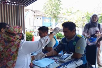 PERIKSA KESEHATAN RUTIN - Pemeriksaan kesehatan harian merupakan implementasi nyata budaya Health, Safety, Security, and Environment (HSSE) yang terus ditanamkan di lingkungan PLN Icon Plus.