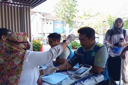 PERIKSA KESEHATAN RUTIN - Pemeriksaan kesehatan harian merupakan implementasi nyata budaya Health, Safety, Security, and Environment (HSSE) yang terus ditanamkan di lingkungan PLN Icon Plus.
