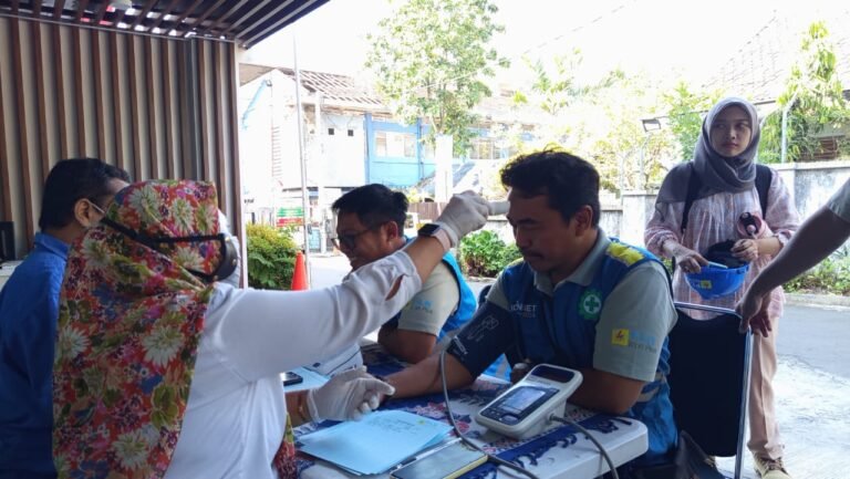 PERIKSA KESEHATAN RUTIN - Pemeriksaan kesehatan harian merupakan implementasi nyata budaya Health, Safety, Security, and Environment (HSSE) yang terus ditanamkan di lingkungan PLN Icon Plus.