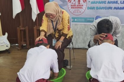 CUCI KAKI IBU - Terpidana anak membasuh kaki ibu pada peringatan Hari Anak Nasional 2026.