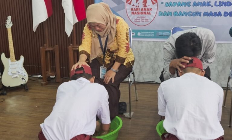 CUCI KAKI IBU - Terpidana anak membasuh kaki ibu pada peringatan Hari Anak Nasional 2026.