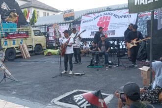 KONSER PERLAWANAN - Selain melalui orasi, massa Jateng Guyub juga menyampaikan orasi dan perlawanan melalui musik. Hari kedua aksi, Kamis (23/7/2026), massa aksi fokus pada isu-isu lingkungan. (dul)