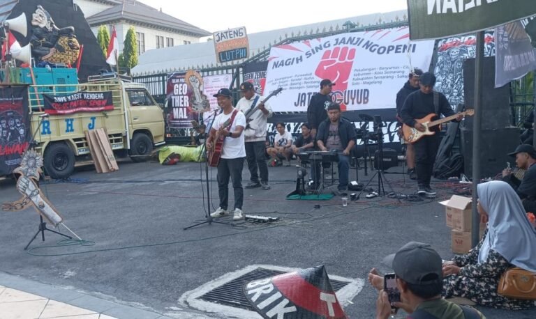 KONSER PERLAWANAN - Selain melalui orasi, massa Jateng Guyub juga menyampaikan orasi dan perlawanan melalui musik. Hari kedua aksi, Kamis (23/7/2026), massa aksi fokus pada isu-isu lingkungan. (dul)