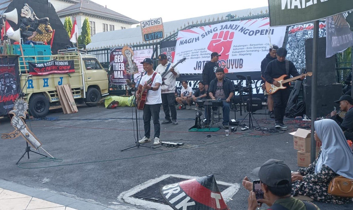 KONSER PERLAWANAN - Selain melalui orasi, massa Jateng Guyub juga menyampaikan orasi dan perlawanan melalui musik. Hari kedua aksi, Kamis (23/7/2026), massa aksi fokus pada isu-isu lingkungan. (dul)