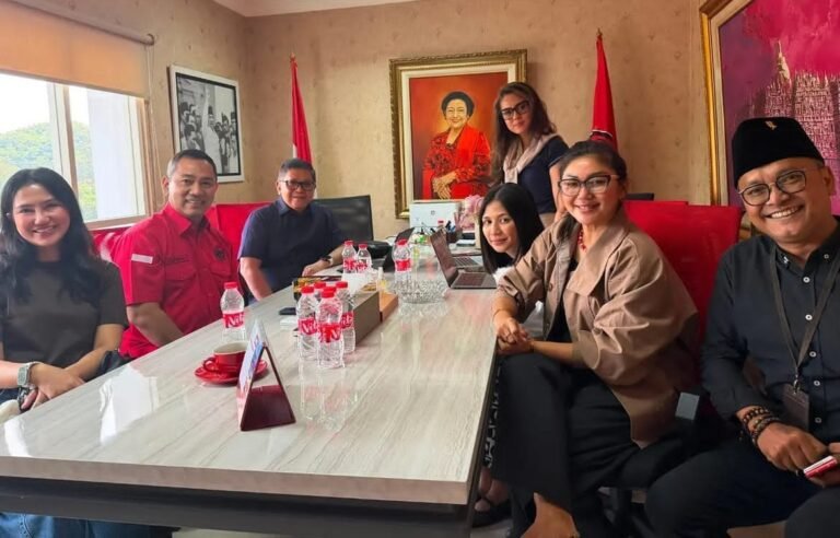 SETIA PDIP - Mantan Wali Kota Semarang Hendrar Prihadi (Hendi) menegaskan setia kepada PDIP, tak berpindah partai.