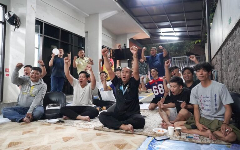 PENGALAMAN BERMAKNA - Momentum Nobar Gembira Piala Dunia 2026 menjadi bagian dari komitmen PLN Icon Plus untuk menghadirkan pengalaman pelanggan yang tidak hanya terhubung melalui teknologi, tetapi juga melalui kebersamaan yang bermakna.