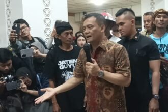 TEMUI MASSA - Gubernur Jateng Ahmad Luthfi menemui massa aksi Jateng Guyub, Jumat (24/7/2026). (dul)