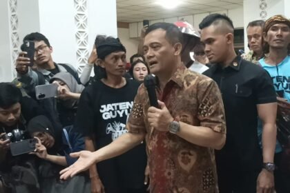 TEMUI MASSA - Gubernur Jateng Ahmad Luthfi menemui massa aksi Jateng Guyub, Jumat (24/7/2026). (dul)