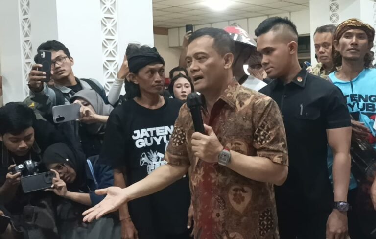 TEMUI MASSA - Gubernur Jateng Ahmad Luthfi menemui massa aksi Jateng Guyub, Jumat (24/7/2026). (dul)