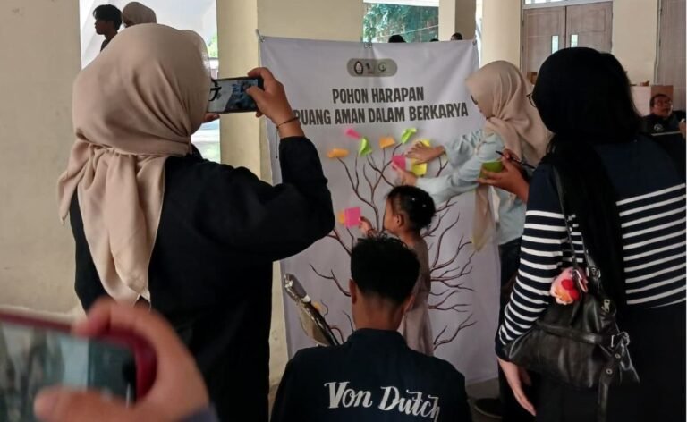 DUKUNG KANAL ADUAN SENIMAN - Seniman teater di Semarang mendukung peresmian kanal aduan kekerasan seksual untuk para pelaku seni oleh Dekase. (dul)