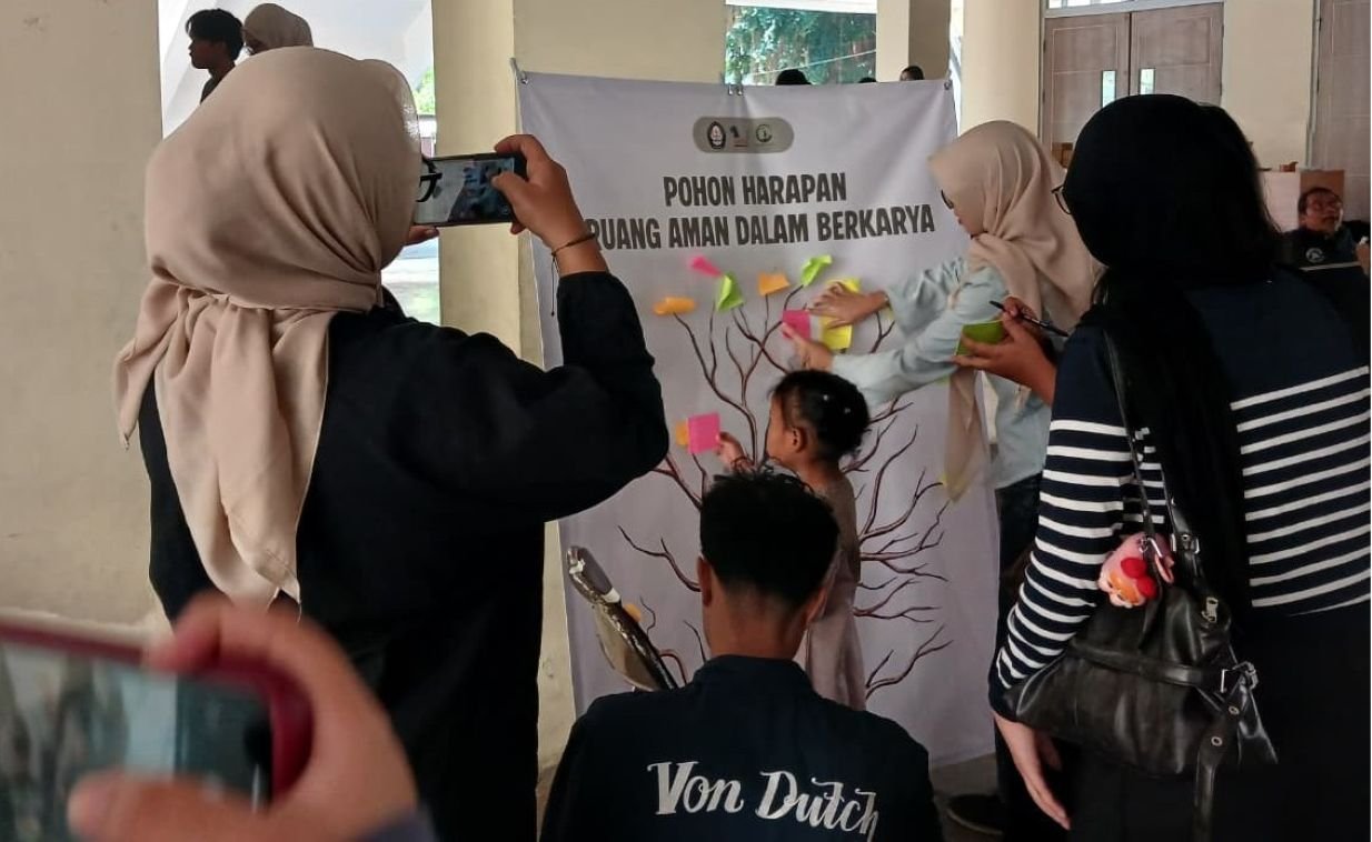 DUKUNG KANAL ADUAN SENIMAN - Seniman teater di Semarang mendukung peresmian kanal aduan kekerasan seksual untuk para pelaku seni oleh Dekase. (dul)