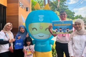 APRESIASI PELANGGAN - PLN Icon Plus mengunjungi rumah salah satu pelanggan di Semarang sebagai apresiasi atas kesetiaan menggunakan layanan internet andal ICONNET.
