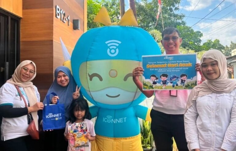 APRESIASI PELANGGAN - PLN Icon Plus mengunjungi rumah salah satu pelanggan di Semarang sebagai apresiasi atas kesetiaan menggunakan layanan internet andal ICONNET.