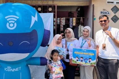 APRESIASI PERAN IBU - PLN Icon Plus melalui layanan internet andal ICONNET memberikan bingkisan kepada pelanggan sebagai apresiasi peran ibu dalam membangun keluarga melek literasi digital di Indonesia.