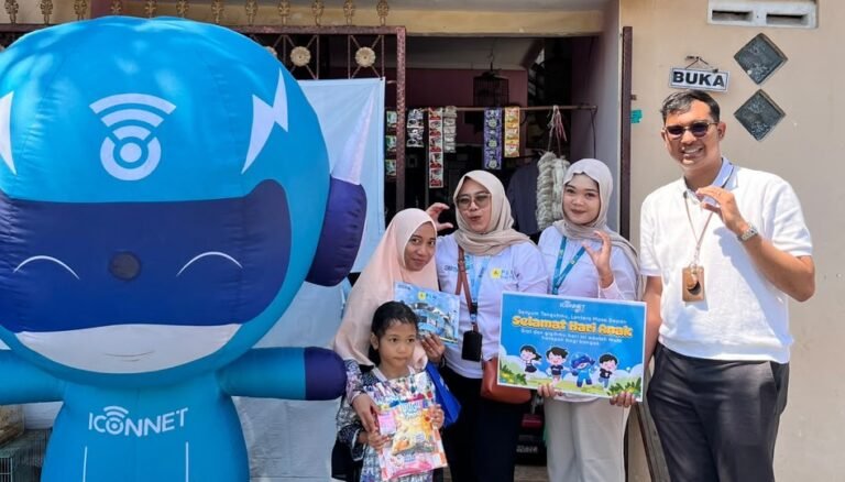 APRESIASI PERAN IBU - PLN Icon Plus melalui layanan internet andal ICONNET memberikan bingkisan kepada pelanggan sebagai apresiasi peran ibu dalam membangun keluarga melek literasi digital di Indonesia.