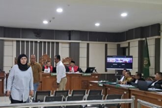 SAKSI SIDANG--Pegawai fungsional Direktorat Gratifikasi dan Pelayanan Publik KPK, Ana Devi (berkerudung) meninggalkan sidang usai bersaksi dan berdebat dengan terdakwa Sudewo, Senin (27/7/2026). (bae)