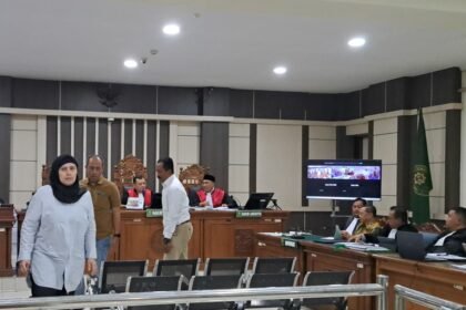 SAKSI SIDANG--Pegawai fungsional Direktorat Gratifikasi dan Pelayanan Publik KPK, Ana Devi (berkerudung) meninggalkan sidang usai bersaksi dan berdebat dengan terdakwa Sudewo, Senin (27/7/2026). (bae)