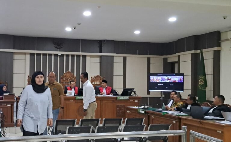 SAKSI SIDANG--Pegawai fungsional Direktorat Gratifikasi dan Pelayanan Publik KPK, Ana Devi (berkerudung) meninggalkan sidang usai bersaksi dan berdebat dengan terdakwa Sudewo, Senin (27/7/2026). (bae)