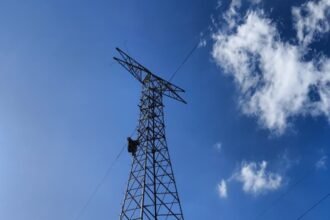 PEMELIHARAAN JARINGAN - PLN Icon Plus SBU Regional Jawa Bagian Tengah melaksanakan kegiatan Improvement All-Dielectric Self-Supporting (ADSS) pada jalur Saluran Udara Tegangan Tinggi (SUTT) Medari–Sanggrahan Tower 39 hingga Tower 42 Line A yang berlokasi di Kecamatan Muntilan, Kabupaten Magelang, Jawa Tengah.