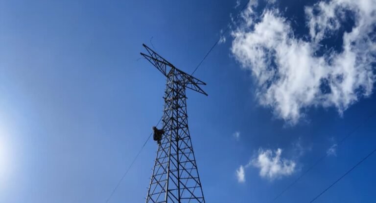 PEMELIHARAAN JARINGAN - PLN Icon Plus SBU Regional Jawa Bagian Tengah melaksanakan kegiatan Improvement All-Dielectric Self-Supporting (ADSS) pada jalur Saluran Udara Tegangan Tinggi (SUTT) Medari–Sanggrahan Tower 39 hingga Tower 42 Line A yang berlokasi di Kecamatan Muntilan, Kabupaten Magelang, Jawa Tengah.