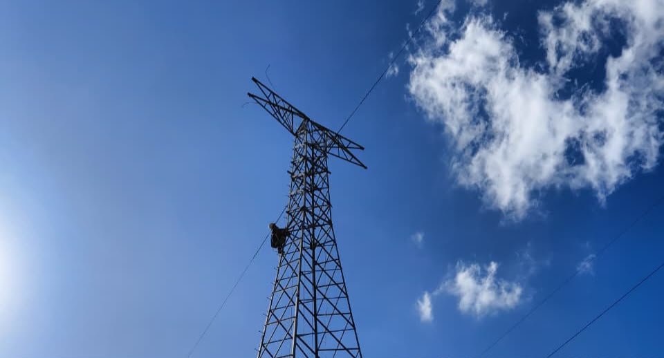PEMELIHARAAN JARINGAN - PLN Icon Plus SBU Regional Jawa Bagian Tengah melaksanakan kegiatan Improvement All-Dielectric Self-Supporting (ADSS) pada jalur Saluran Udara Tegangan Tinggi (SUTT) Medari–Sanggrahan Tower 39 hingga Tower 42 Line A yang berlokasi di Kecamatan Muntilan, Kabupaten Magelang, Jawa Tengah.